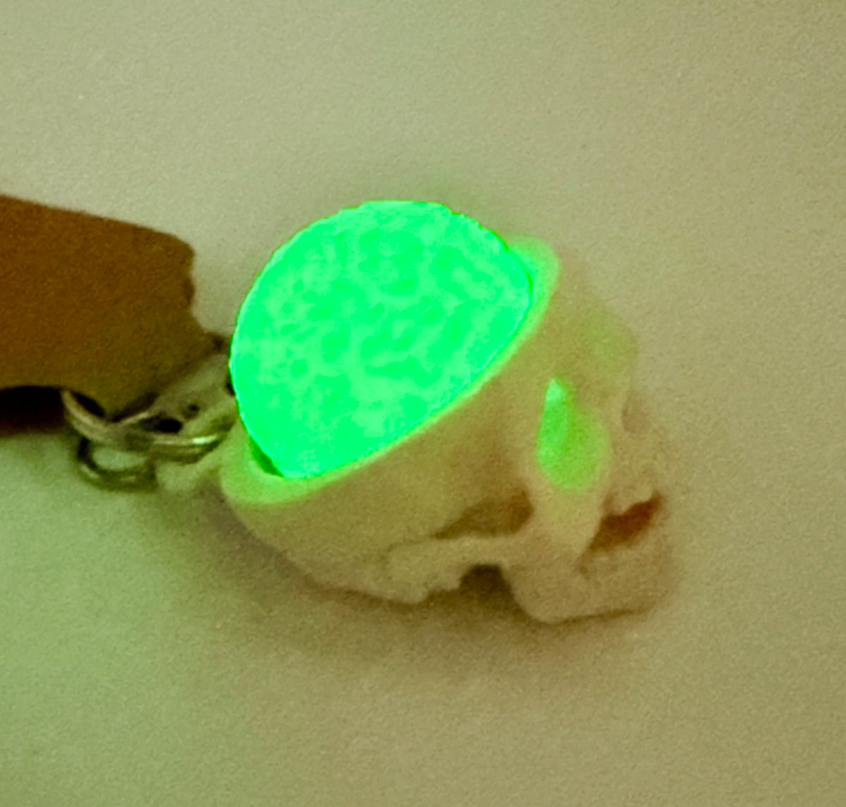 GlowBrain Skull Fidget Clicker Keychain – Green Brain, Glow