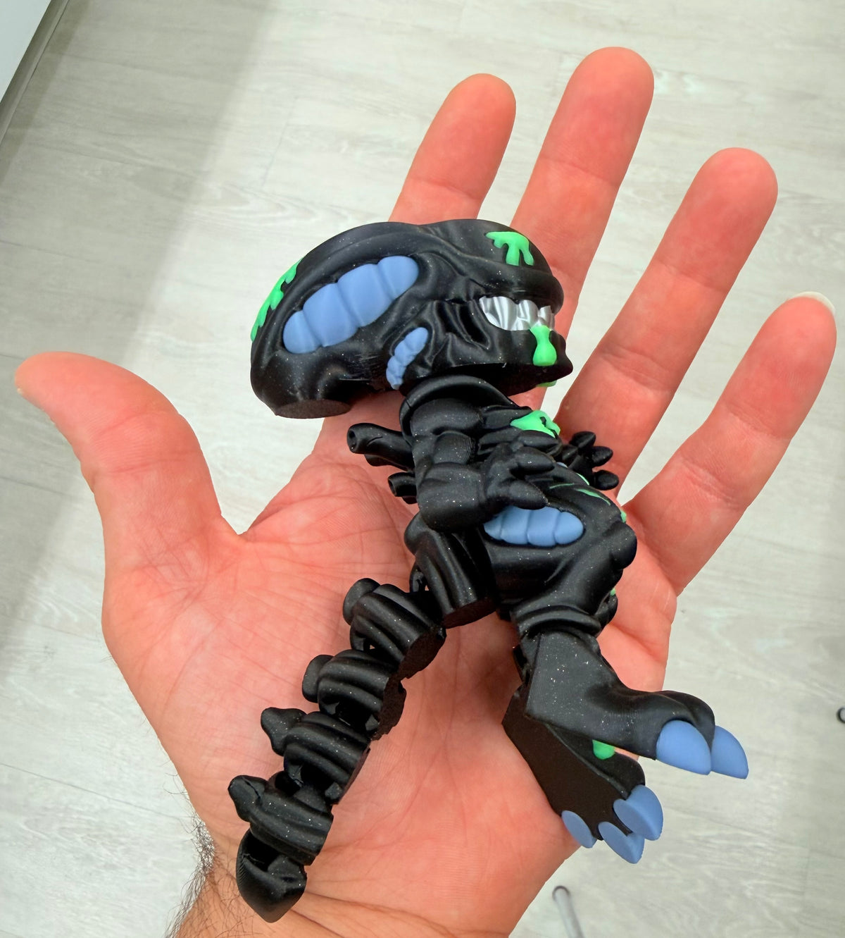 Xenomorph injured 3D printed Flexi – Glow in the dark Saliva & injury’s. SilverTeeth, 4” Tall